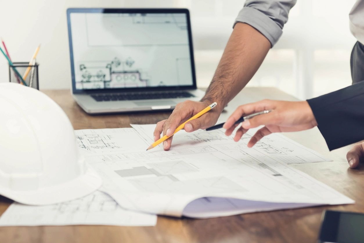 Professionnels en collaboration sur des plans